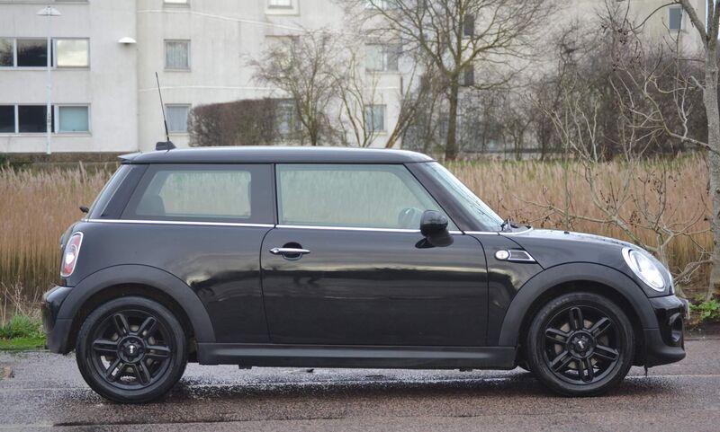 MINI HATCH