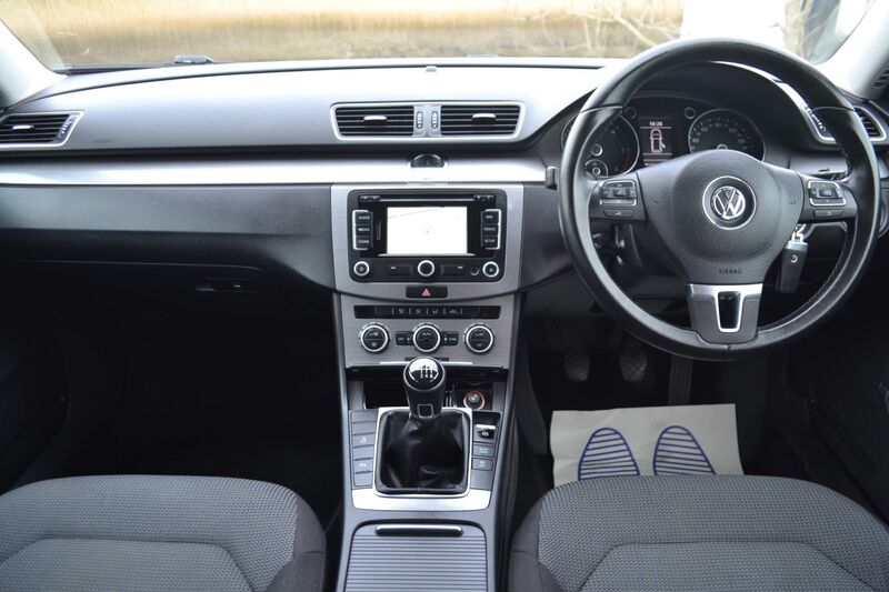 View VOLKSWAGEN PASSAT 1.6 TDI BlueMotion Tech Highline Euro 5 (s/s) 5dr