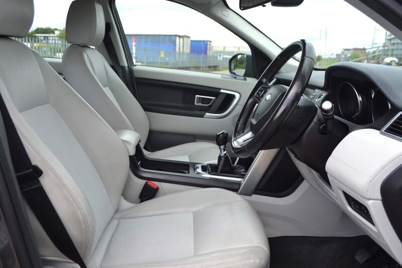 View LAND ROVER DISCOVERY SPORT 2.0 TD4 SE Tech 4WD Euro 6 (s/s) 5dr (5 Seat)