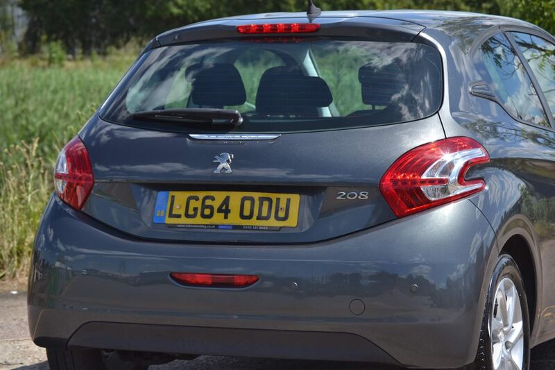 PEUGEOT 208