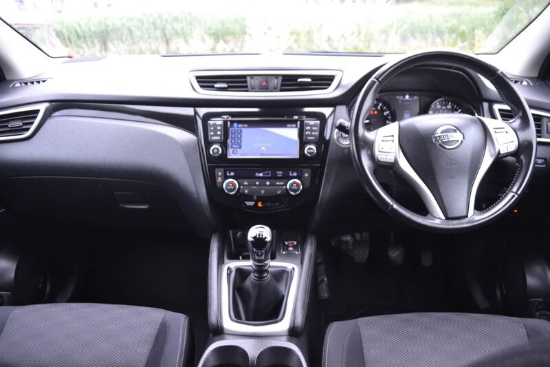 View NISSAN QASHQAI 1.2 DIG-T N-Connecta 2WD Euro 6 (s/s) 5dr
