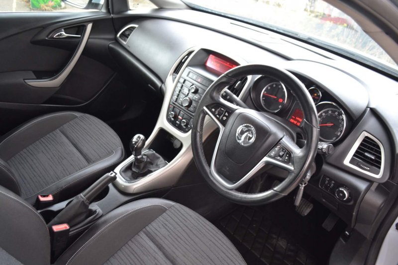 View VAUXHALL ASTRA 1.6 16v Excite Euro 5 5dr