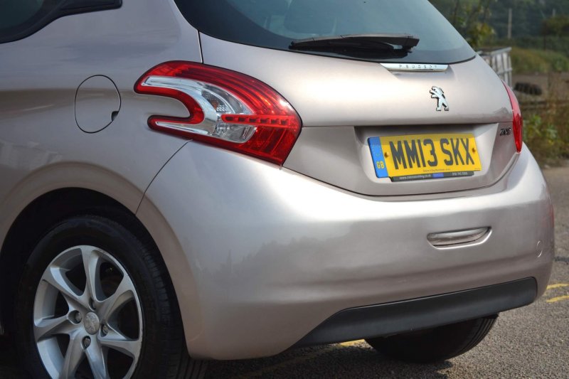 PEUGEOT 208