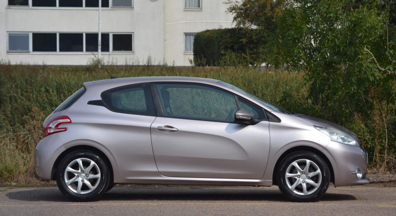 PEUGEOT 208
