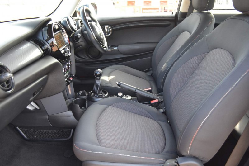 MINI HATCH