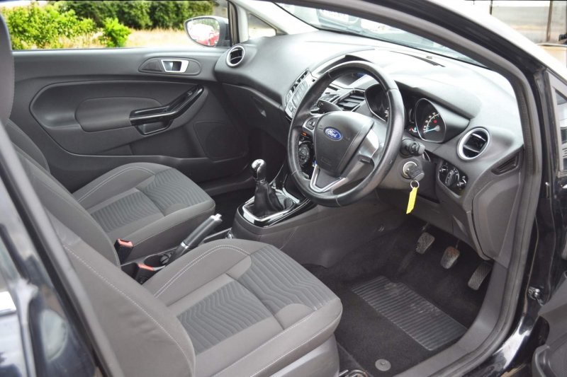 View FORD FIESTA 1.0T EcoBoost Zetec Euro 6 (s/s) 3dr