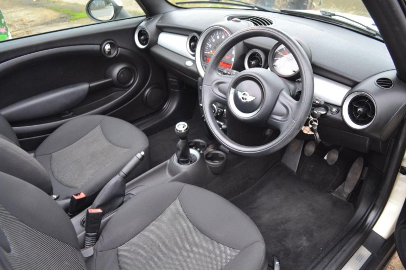 View MINI CONVERTIBLE 1.6 Cooper Euro 6 (s/s) 2dr