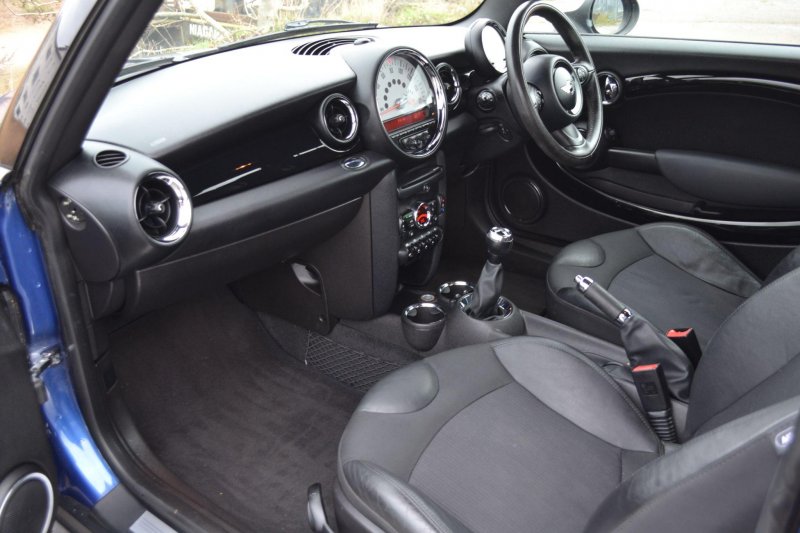 MINI HATCH