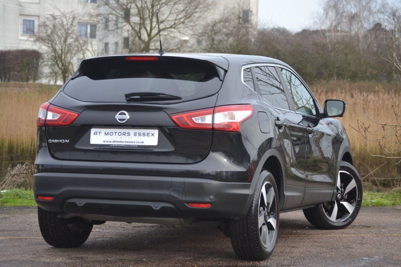 View NISSAN QASHQAI 1.5 dCi N-Connecta 2WD Euro 6 (s/s) 5dr