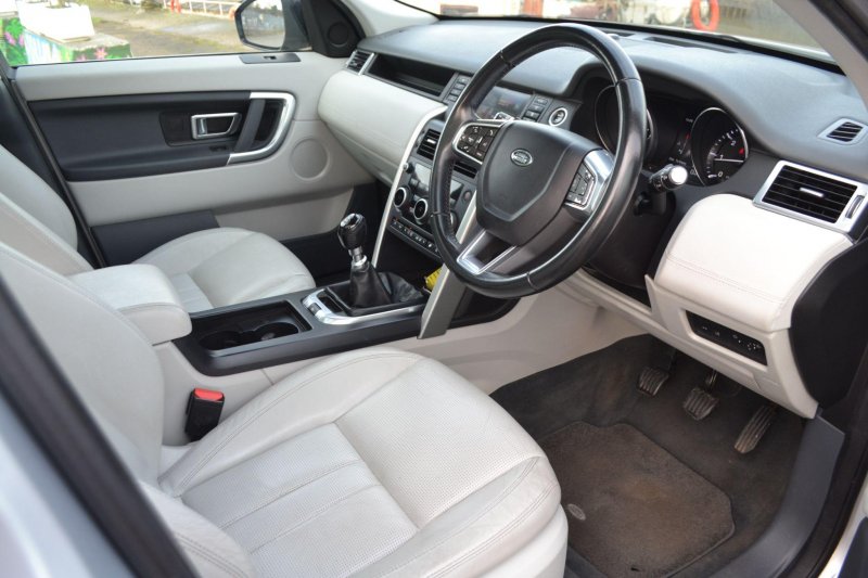 View LAND ROVER DISCOVERY SPORT 2.0 TD4 SE Tech 4WD Euro 6 (s/s) 5dr