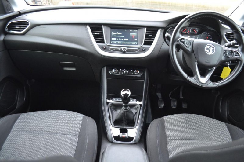 View VAUXHALL GRANDLAND X 1.2 Turbo SE Euro 6 (s/s) 5dr