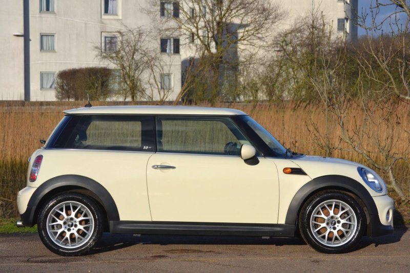 MINI HATCH