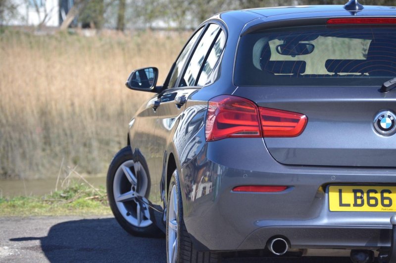 BMW 1 SERIES