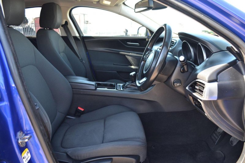 JAGUAR XE