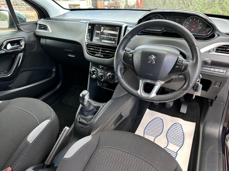 View PEUGEOT 208 1.2 VTi Style Euro 5 3dr