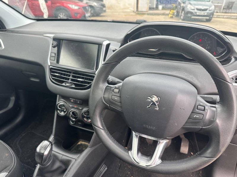 View PEUGEOT 208 1.2 VTi Style Euro 5 3dr