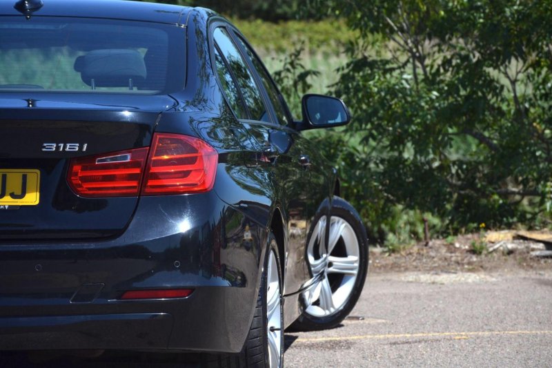 BMW 3 SERIES